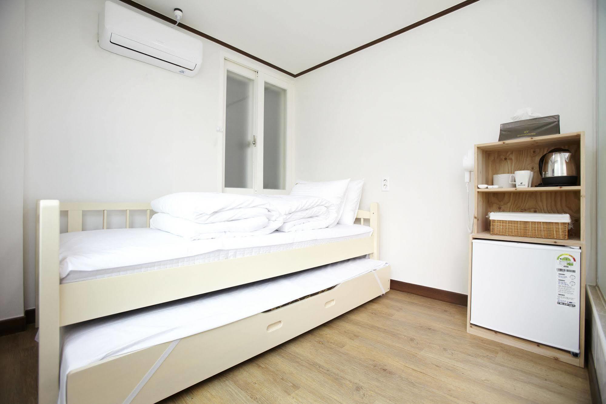 24 Guesthouse Sinchon Hongdae Seoul Exterior foto